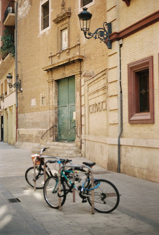 Fiets op slot bij fietsroute Valencia